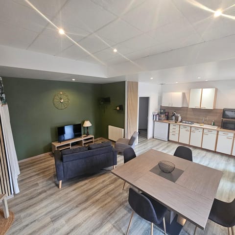 Kitchen or kitchenette, Living room, Seating area, Dining area