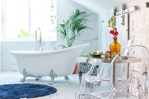 Photo of the whole room, Decorative detail