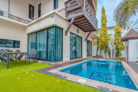 Property building, Patio, Spring, Day, Garden, Garden view, Pool view, Swimming pool, sunbed