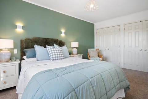 Photo of the whole room, Bedroom, wardrobe