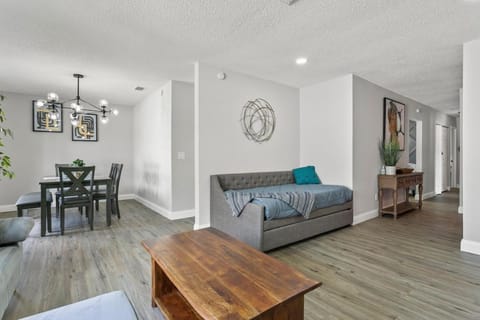 Family Friendly Oasis Heated POOL - Ace Location House in Greater Carrollwood