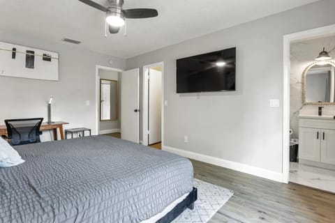 Family Friendly Oasis Heated POOL - Ace Location House in Greater Carrollwood