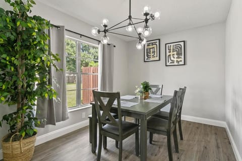 Family Friendly Oasis Heated POOL - Ace Location House in Greater Carrollwood