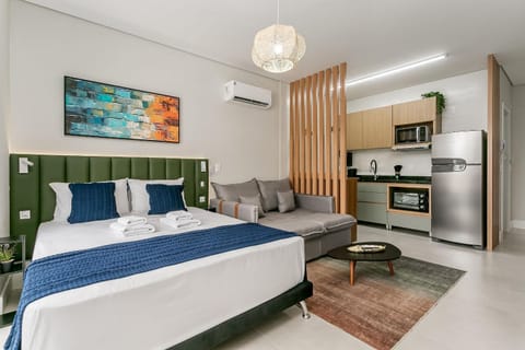 Bed, TV and multimedia, Kitchen or kitchenette, Photo of the whole room, Bedroom, stove, air conditioner