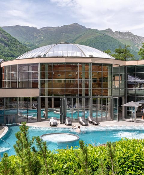 Natural landscape, Mountain view, Pool view, Swimming pool, sunbed