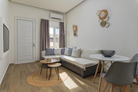Facade/entrance, Bed, TV and multimedia, Living room, Photo of the whole room, Seating area