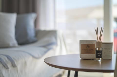 Bed, Living room, Photo of the whole room, Seating area