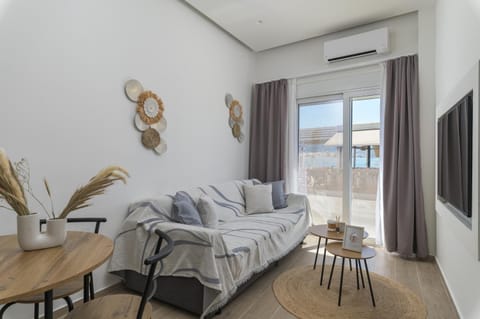 TV and multimedia, Living room, Photo of the whole room, Seating area, air conditioner