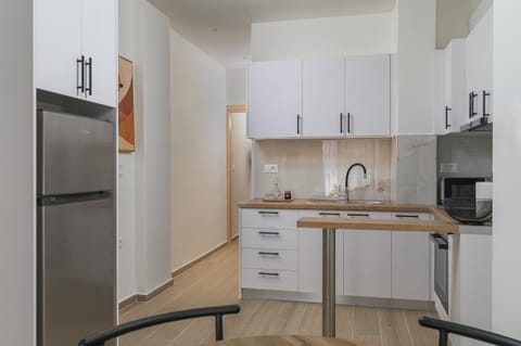 Kitchen or kitchenette, minibar, oven, stove