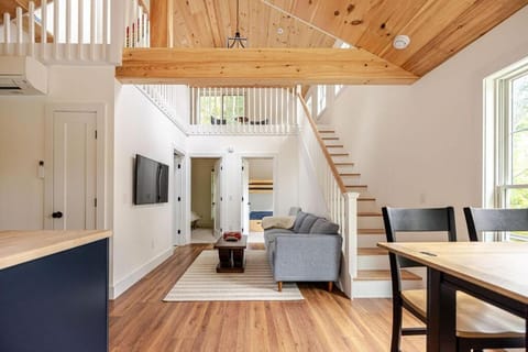 TV and multimedia, Living room, Seating area, Dining area