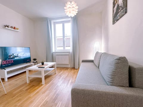 TV and multimedia, Living room, Seating area, Evening entertainment