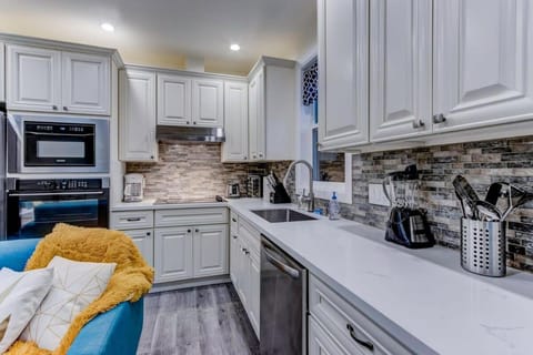 Marbella Lane - Bright and Cozy Home near SFO House in Burlingame