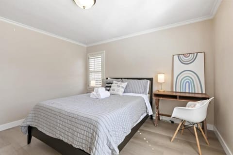 Marbella Lane - Modern Refreshing Home House in San Mateo