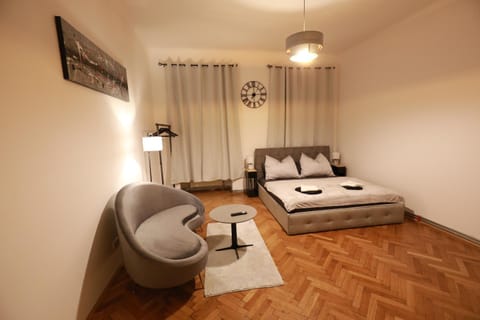 Bed, Living room, Photo of the whole room, Decorative detail, Seating area, Bedroom, towels