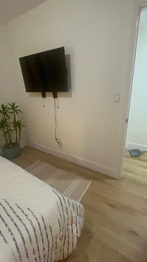Bed, TV and multimedia, Bedroom