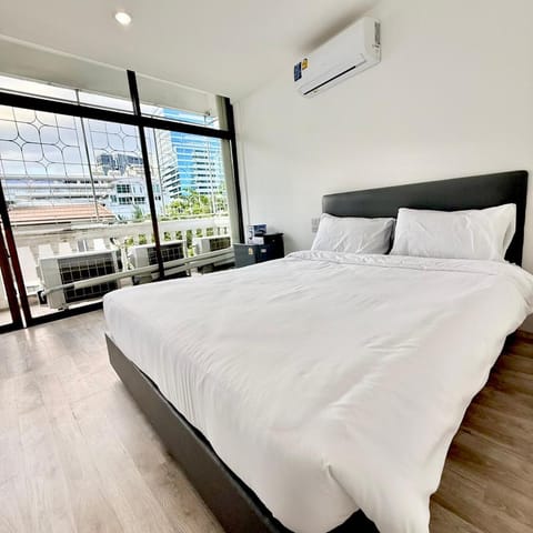 Bed, Photo of the whole room, Bedroom, air conditioner