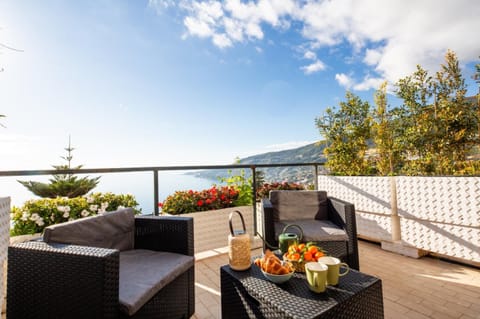 Day, Natural landscape, View (from property/room), Balcony/Terrace, Living room, Food and drinks, Seating area, Dining area, Food, Sea view