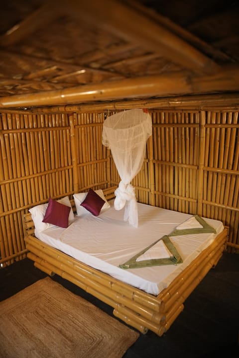 Bed, towels