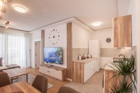 TV and multimedia, Kitchen or kitchenette, Living room, Seating area, Dining area