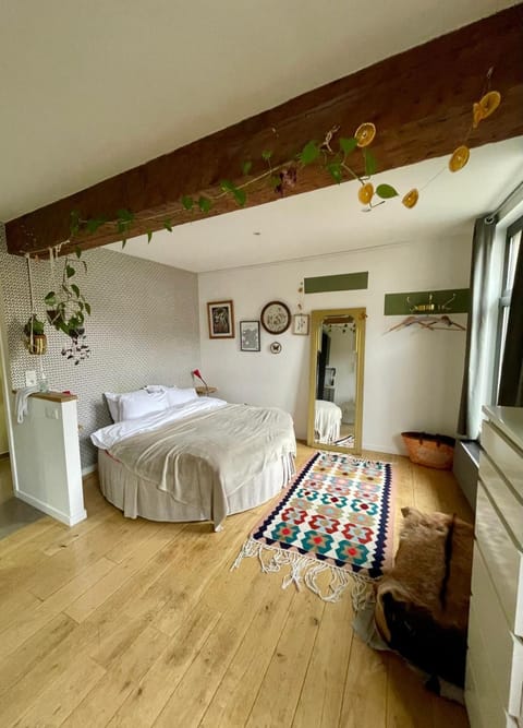 Bed, Photo of the whole room