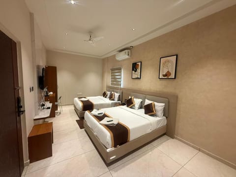Bed, TV and multimedia, Living room, Photo of the whole room, Bedroom