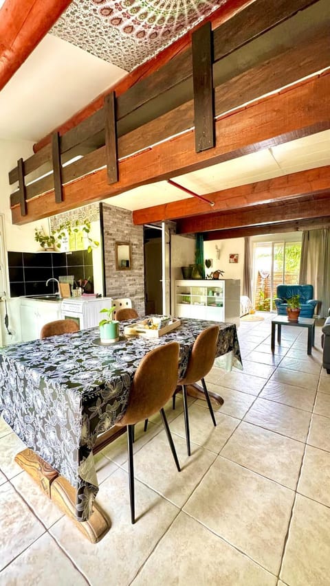 Kitchen or kitchenette, Seating area, Dining area
