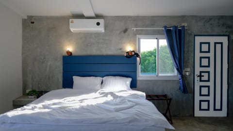 Bed, Photo of the whole room, Bedroom, air conditioner