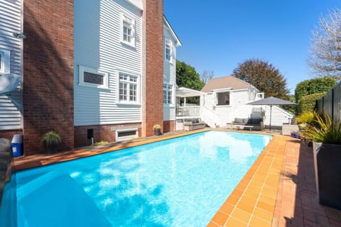Cornwall Park Luxe Retreat with Pool Gym Cinema Villa in Auckland