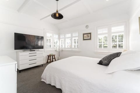 Cornwall Park Luxe Retreat with Pool Gym Cinema Villa in Auckland