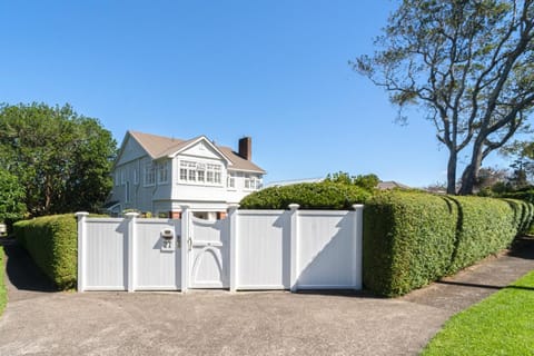 Cornwall Park Luxe Retreat with Pool Gym Cinema Villa in Auckland