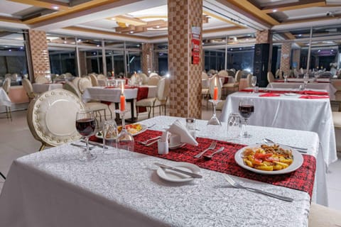 Restaurant/places to eat, Restaurant/places to eat, Food and drinks, Banquet/Function facilities, Food, Lunch, Dinner, Drinks