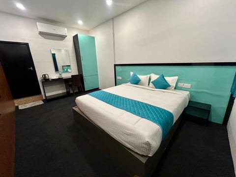Property building, Bed, Photo of the whole room, Bedroom, air conditioner