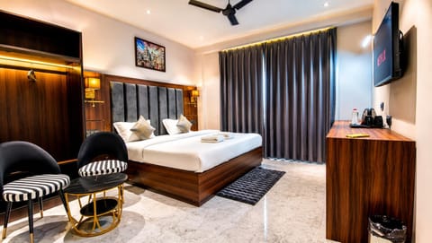 Bed, TV and multimedia, View (from property/room), Living room, Photo of the whole room, Seating area, Bedroom