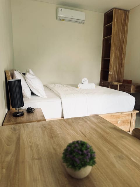 Bed, Bedroom, towels, air conditioner
