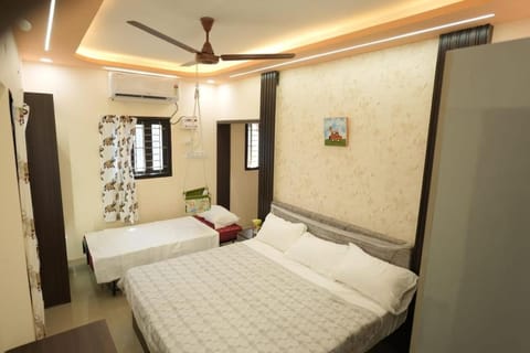Bed, Photo of the whole room, fireplace, air conditioner