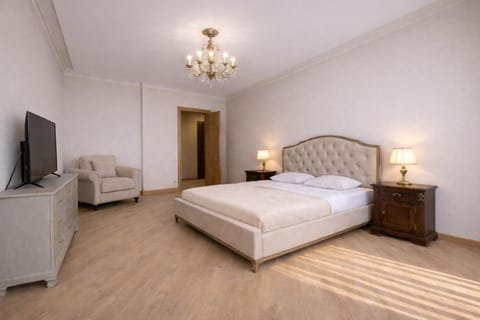 Communal lounge/ TV room, Bed, TV and multimedia, Photo of the whole room, Seating area, Bedroom