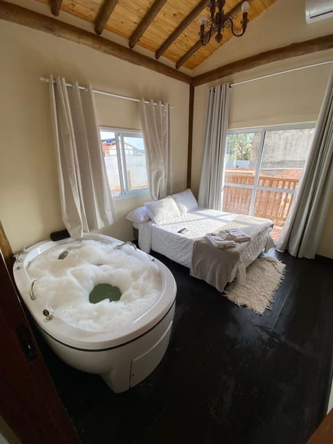 Bed, Hot Tub, Photo of the whole room, Bedroom, Bath, towels