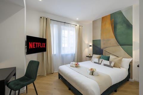 Bed, TV and multimedia, Photo of the whole room, Bedroom, Text overlay