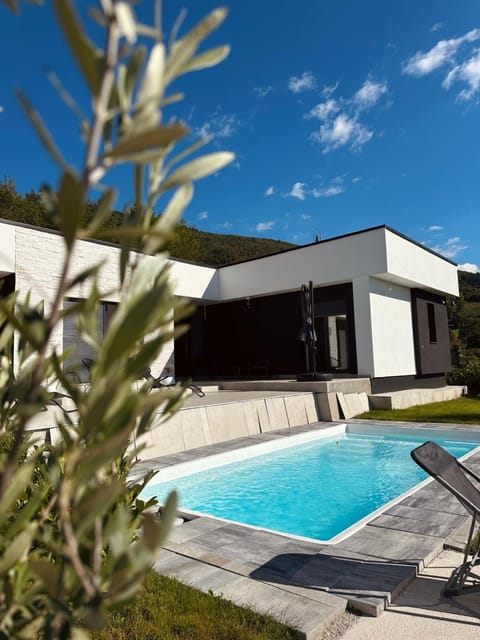 Property building, Day, Pool view, Swimming pool