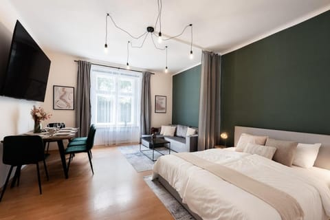 Bed, TV and multimedia, Living room