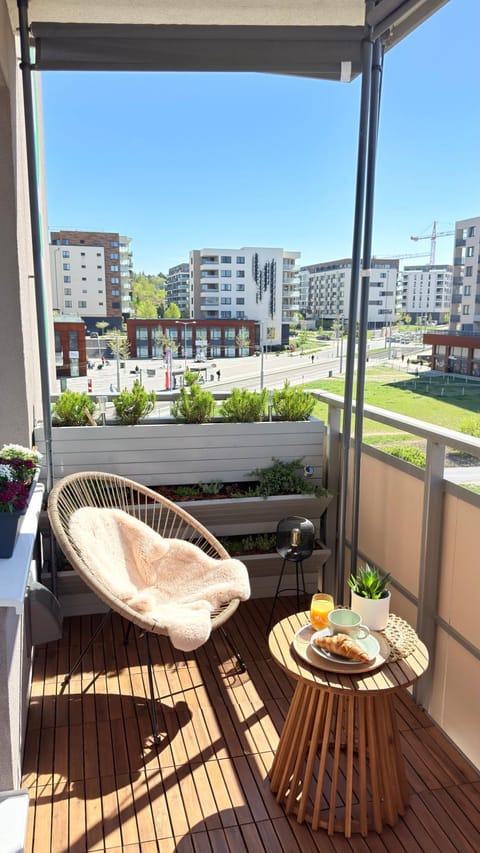 Property building, Patio, Day, View (from property/room), Balcony/Terrace, Living room, Food and drinks, Seating area, Dining area, Food