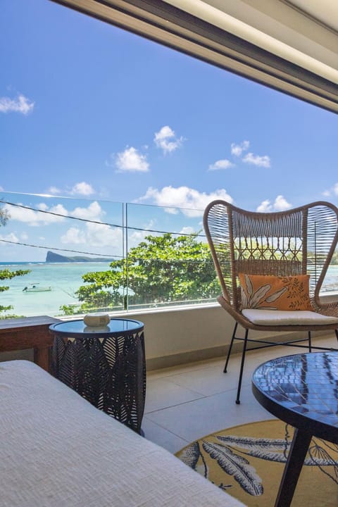 Patio, Day, View (from property/room), Balcony/Terrace, Living room, Seating area, Sea view, Sea view
