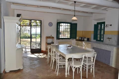 Coffee/tea facilities, Dining area, dishwasher, microwave, oven, stove, kitchen