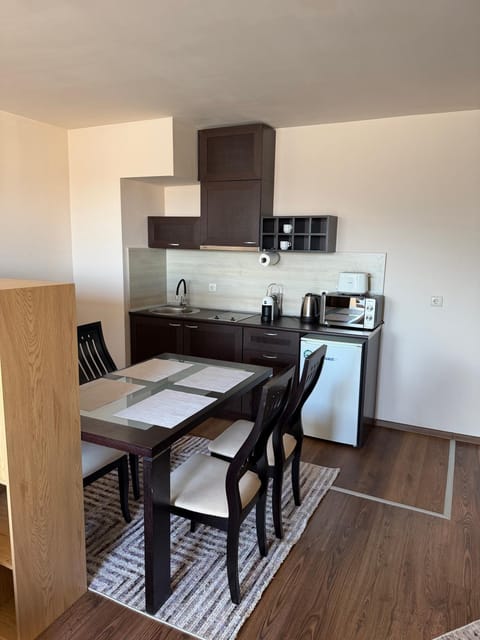 Kitchen or kitchenette, Dining area, stove