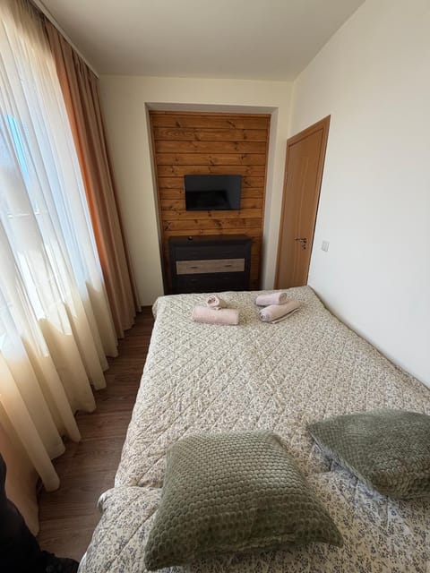 Bed, TV and multimedia, Photo of the whole room, Bedroom, towels