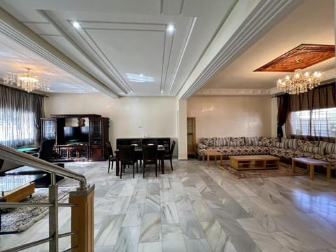 Restaurant/places to eat, TV and multimedia, Living room, Seating area