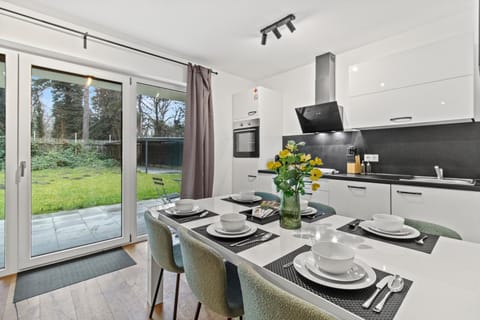 Kitchen or kitchenette, Dining area, stove