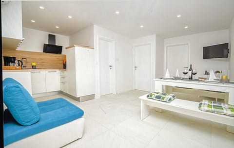 TV and multimedia, Kitchen or kitchenette, Seating area, Dining area, Food, stove