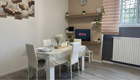 TV and multimedia, Kitchen or kitchenette, Living room, Seating area, Dining area