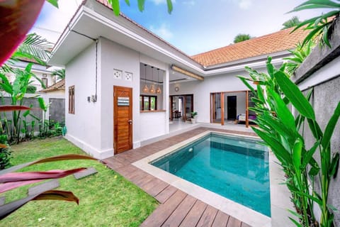 Property building, Day, Garden, Garden view, Pool view, Swimming pool